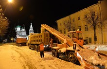 Ярославль чистят от снега ночью: убирайте свои машины!