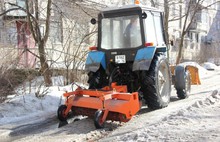 В Ярославле для скалывания льда во дворах приобрели насадку для трактора за 500 тысяч рублей