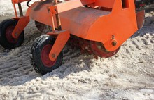 В Ярославле для скалывания льда во дворах приобрели насадку для трактора за 500 тысяч рублей