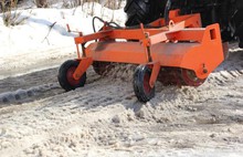 В Ярославле для скалывания льда во дворах приобрели насадку для трактора за 500 тысяч рублей