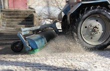 В Ярославле для скалывания льда во дворах приобрели насадку для трактора за 500 тысяч рублей