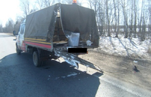 Водитель «Рено Логан» врезался в стоящий грузовик