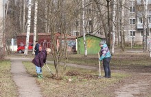 В центре Ярославля во дворах прошли субботники