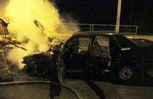 На Юбилейном мосту в Ярославле ночью горел автомобиль