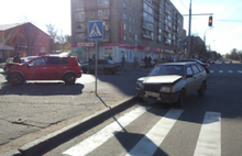 В Рыбинске при ДТП автомобиль вылетел на тротуар