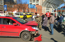 В Рыбинске при ДТП автомобиль вылетел на тротуар