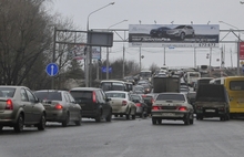 В Ярославле Октябрьский мост становится по вечерам особенно непроезжим. Фоторепортаж