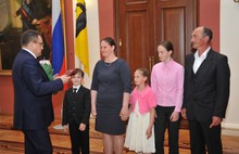 Одиннадцать ярославских семей награждены медалями «За верность родительскому долгу»