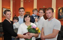 Одиннадцать ярославских семей награждены медалями «За верность родительскому долгу»