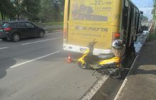 В Ярославле 76-летний скутерист врезался в стоящий автобус