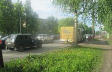В Ярославле 76-летний скутерист врезался в стоящий автобус