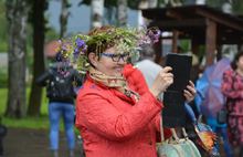 В Вятском плели венки и пускали их по воде