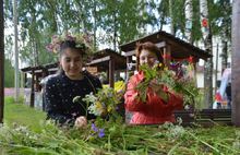 В Вятском плели венки и пускали их по воде