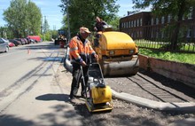 В районе школы-интерната для слабослышащих детей в Ярославле обустраивают тротуар