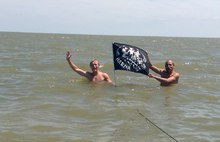 Двое ярославцев завершили путешествие на плоту на Каспийском море