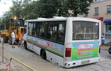 На проспекте Ленина провалился автобус, на улице Победы – «Рено»