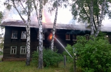 В Ярославле загорелся многоквартирный деревянный дом