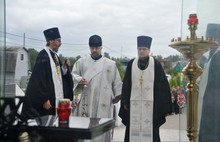 Дмитрий Миронов и Валентина Терешкова возложили цветы к поклонному кресту на месте гибели «Локомотива»