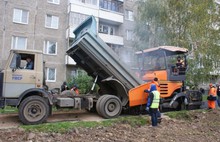 На улице Строителей в Ярославле асфальтируют тротуары шириной три метра