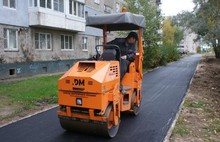 На улице Строителей в Ярославле асфальтируют тротуары шириной три метра