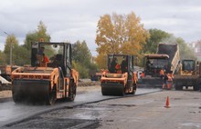 На улице Строителей в Ярославле укладывают верхний слой асфальта