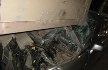 В Ярославле пьяный водитель на иномарке влетел под грузовик