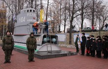 На мемориале военным морякам в Ярославле установили корабельное орудие