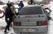 Два человека погибли при лобовом столкновении фуры и легковушки в Ярославской области