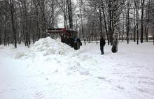 В Ярославле заливают ледяные горки в парках и дворах