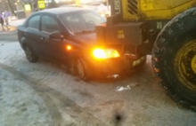 В Ярославле иномарка врезалась в снегоуборочную технику