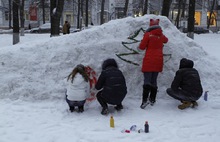 В центре Ярославля студенты расписали ледяную горку