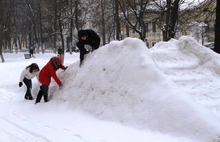 В центре Ярославля студенты расписали ледяную горку