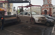 В зоне ЮНЕСКО в Ярославле эвакуируют машины за парковку в неположенных местах