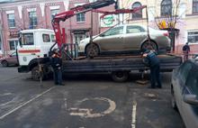 В зоне ЮНЕСКО в Ярославле эвакуируют машины за парковку в неположенных местах
