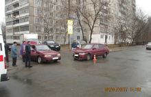В Ярославле после столкновения один из автомобилей наехал на пешехода