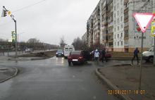 В Ярославле после столкновения один из автомобилей наехал на пешехода