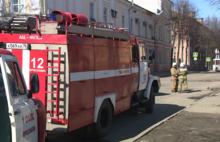 В центре Ярославля спецслужбы оцепили автобусную остановку