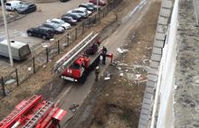 Балкон пострадавшей от взрыва газа квартиры в Ярославле вынесло на парковку
