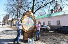 Центр города готовится к туристическому сезону – весеннее благоустройство затронуло и указатели для туристов