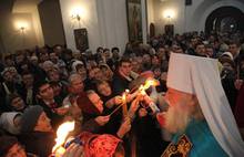 Благодатный огонь в Ярославле раздавали при большом стечении народа