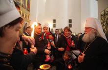 Благодатный огонь в Ярославле раздавали при большом стечении народа