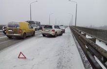 Четыре машины столкнулись на Октябрьском мосту в Ярославле