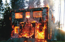 На базе отдыха в Ярославской области сгорел гостевой дом