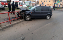 В центре Рыбинска иномарка снесла дорожное ограждение