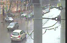 В центре Ярославля машина снесла забор у магазина «Виномания»