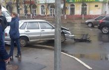В центре Ярославля машина снесла забор у магазина «Виномания»