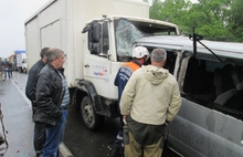 В Ярославской области на трассе столкнулись два грузовика и микроавтобус с пассажирами