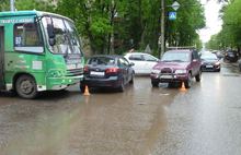 В Ярославле «Шевроле» столкнулся с «Киа» и отлетел на автобус