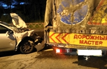 В Ярославле водителя, влетевшего на иномарке под «Газель», доставали из машины спасатели