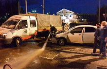 В Ярославле водителя, влетевшего на иномарке под «Газель», доставали из машины спасатели